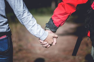 Kavram seyahat tutuşup ormandaki genç çift