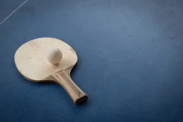 Raqueta Tenis Mesa Con Pelota Blanca —  Fotos de Stock