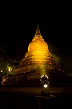Sukhothai tarih parkında pagoda ile ışıklandırma tasarımı