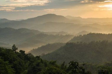 Dağ dalgalarıyla gün doğumu