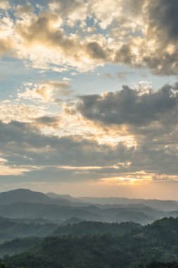 Dağ dalgalarıyla gün doğumu