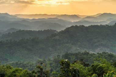 Dağ dalgalarıyla gün doğumu