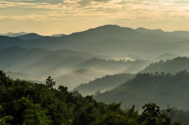 Dağ dalgalarıyla gün doğumu