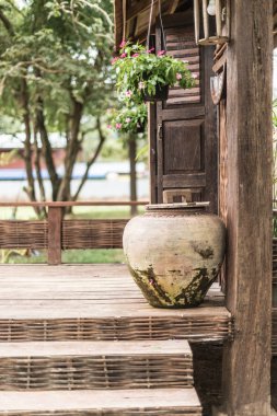 Terastaki eski su kavanozunun yakınına.