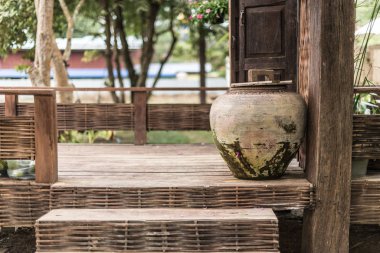 Terastaki eski su kavanozunun yakınına.