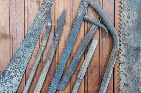 Vintage de lame de scie sur plancher de planches de bois — Photo