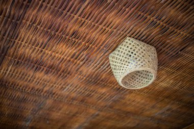 Bambu tavanlı lamba tasarımı