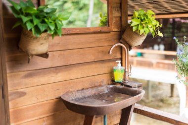 Odun leğeni ve saksı yakın plan.