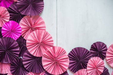 Beyaz duvar arkaplanındaki şemsiye dizaynı güzel