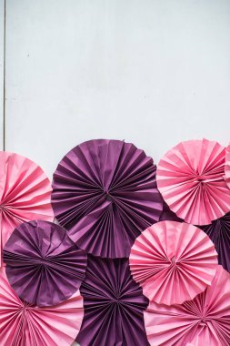 Beyaz duvar arkaplanındaki şemsiye dizaynı güzel