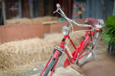 Dış dekorasyon için kırmızı bisikletin kapanışı