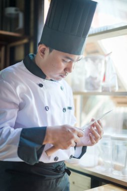 Mutfak odasındaki aşçının portresi.