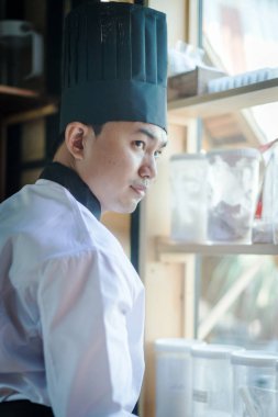 Mutfak odasındaki aşçının portresi.