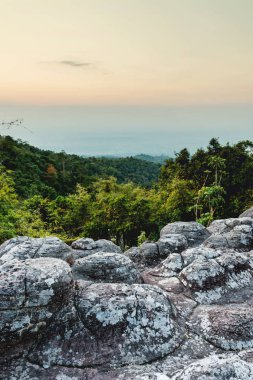 Mavi gökyüzü olan taştan arazi manzarası, Phu Hin Rong Kla National P