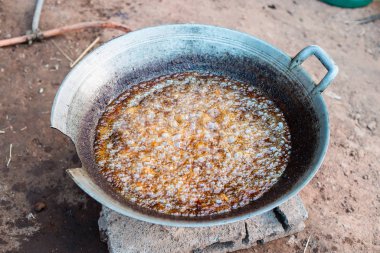 Tavada kızartılmış domuz eti.