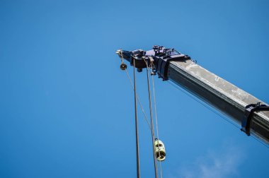 Hidrolik Turna 'nın mavi gökyüzüne yakın çekim