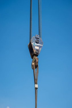 Mavi gökyüzü olan vinç eklemine yakın çekim 