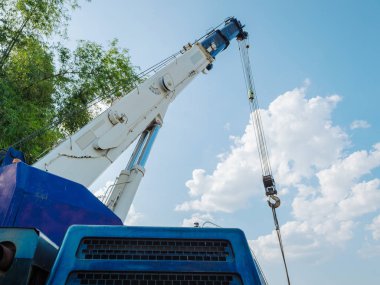 Hidrolik Turna 'nın mavi gökyüzüne yakın çekim