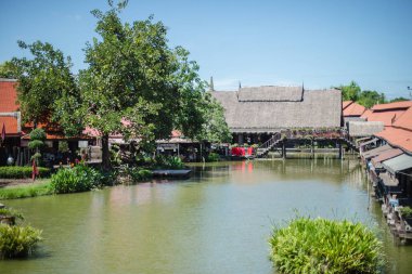 Göletli eski şehrin manzarası