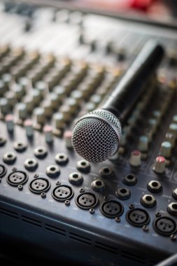 Mikser ses teknesiyle mikrofonun kapatılması