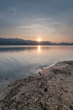 Gün doğumu manzaralı dağ ve göl