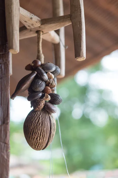 Изготовление поделок из семян фруктов для подвешивания мобильных телефонов — стоковое фото
