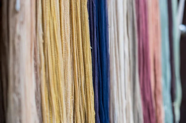 Nahaufnahme aus mehrfarbigem Garn für den Musterhintergrund — Stockfoto