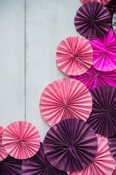 Magnifique motif de parapluie sur fond mural blanc. — Photo