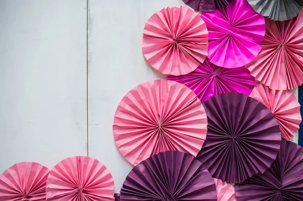 Hermoso diseño de paraguas en fondo de pared blanca. —  Fotos de Stock