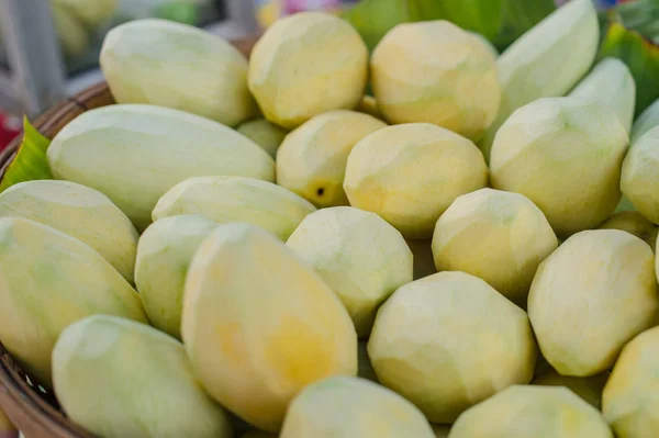 Penutup dari stack mangga buah untuk dijual — Stok Foto