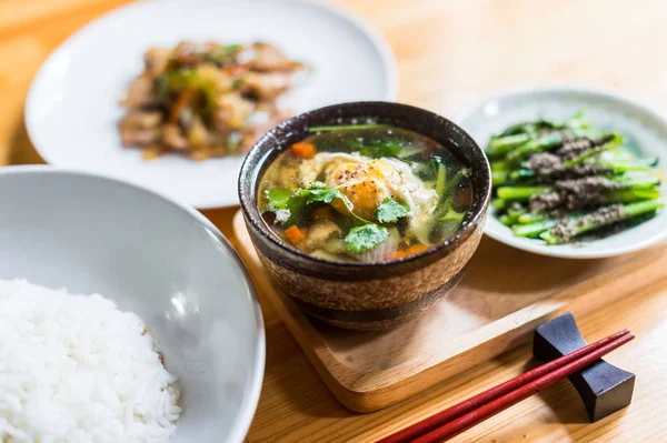 Primi piani di stile alimentare giapponese, zuppa e verdure miste — Foto Stock