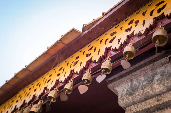 Encerramento do projeto do telhado decorado para templo na Ásia — Fotografia de Stock