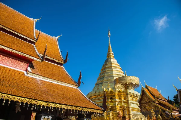 Goldene Pagode im doy suthep Tempel, Chiangmai, Thailand — Stockfoto