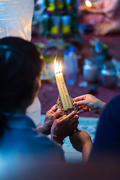 Encerramento da mão segurando de luz de vela, adoração da cultura tailandesa — Fotografia de Stock