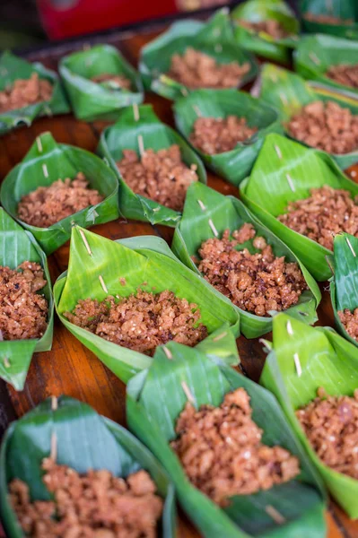 Comida de aperitivos asiáticos en hojas de plátano krathong —  Fotos de Stock