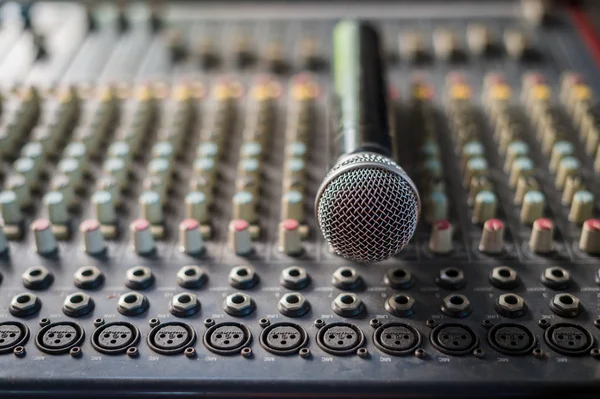 Cierre del micrófono con equipo de sonido mezclador —  Fotos de Stock
