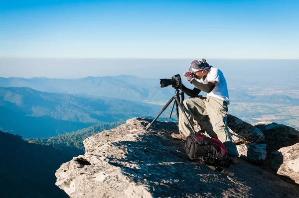 写真家が山で写真を撮る ストック画像