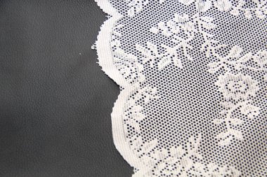 Beyaz dantel kumaş siyah deri ile