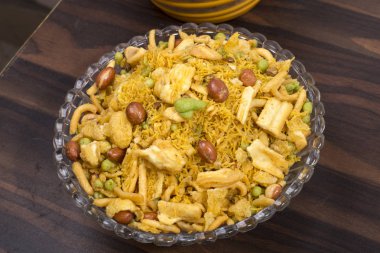 gadbad karışımı ya da besan namkeen ve snack kase 