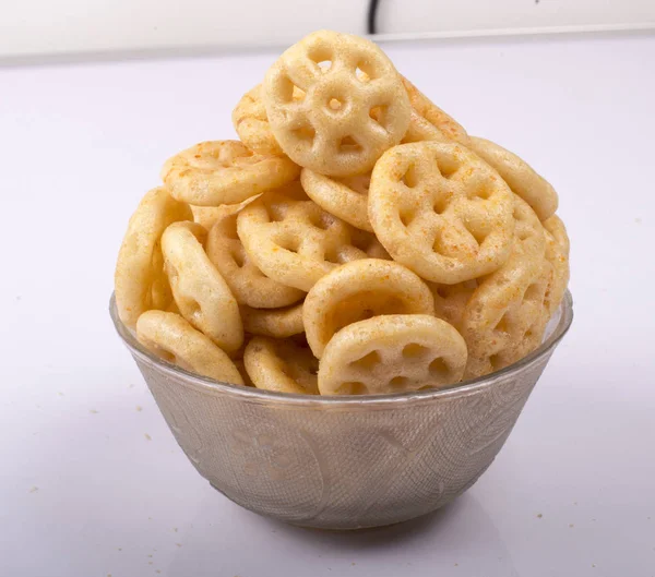 Isolerade wheeler majs ringar eller snacks i skål — Stockfoto