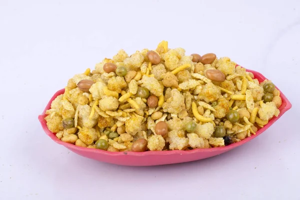 geleneksel Hint besan ve Mısır gevreği namkeen pembe kase 