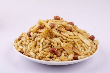 Jhalmudi ya da bhelpuri ya da kasede süslenmek. 