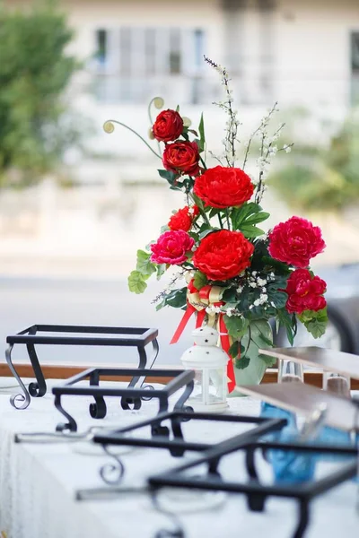 Clavel rojo por lotes en vidrio —  Fotos de Stock