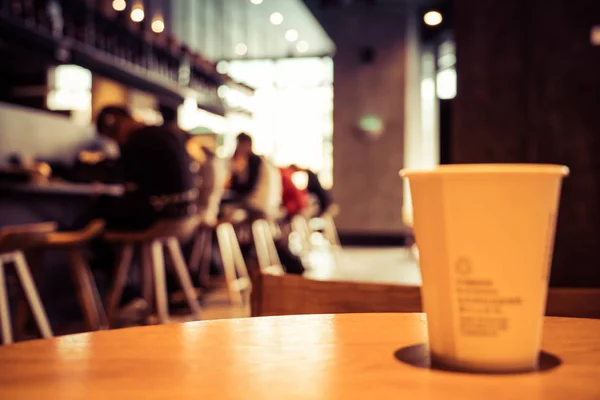 En kopp kaffe i kafé — Stockfoto