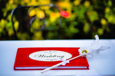 Vintage kalem kırmızı düğün tahmin kitapla