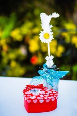 Vintage beyaz kalem ile tatlı kalp kutu