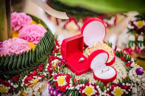 Dote (collar de oro) en bandeja de flores en la boda tradicional tailandesa —  Fotos de Stock