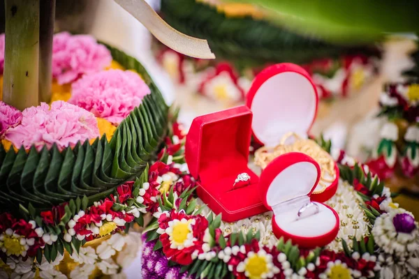 Придане (Кольє) на Квітковий лоток в тайському традиційне весілля — стокове фото