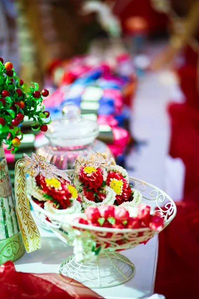 Guirnalda de flores para novia y novio en la boda tailandesa —  Fotos de Stock