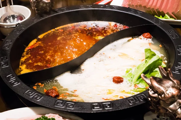 Shabu potten i kinesisk stil - fläskkött soppa och fet kryddig soppa — Stockfoto